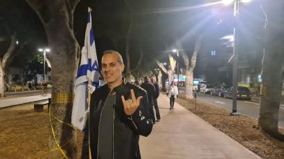 Rechtsextremer Demonstrant protestiert gegen Netanyahu in Tel Aviv