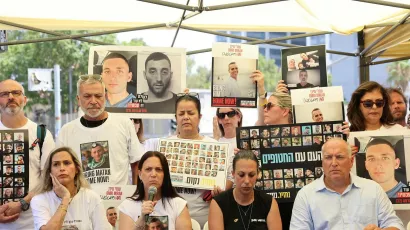 Angehörige der verschleppten und teilweise ermordeten israelischen Geiseln bei einer Pressekonferenz in Tel Aviv