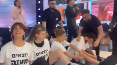 Israelische Aktivisten unterbrechen die Live-Übertragung der TV-Show „Big Brother“, um einen Waffenstillstand in Gaza zu fordern.
