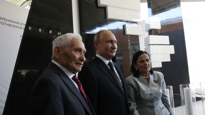 Der russische Präsident Wladimir Putin und Aron Bell im Jüdischen Museum und Toleranzzentrum in Moskau