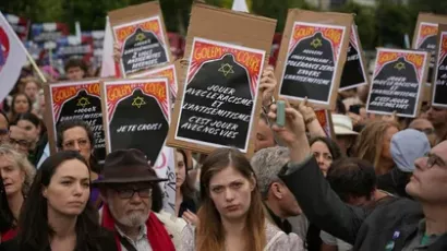 Jüdische Protester mit Schildern gegen Macrons Haltung gegenüber Israel