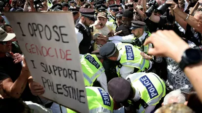 Polizisten nehmen in London Demonstranten fest