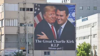 US-Präsident Donald Trump (links) umarmt Charlie Kirk auf einem Gedenk-Banner, das nach Kirks Tod in Tel Aviv aufgehängt wurde.