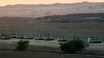 Israelische Militärfahrzeuge stehen auf der israelischen Seite der Grenze zu Gaza, in Israel, am 19. Oktober.