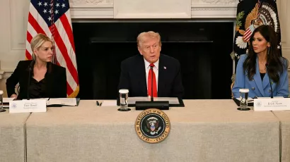 US-Präsident Donald Trump, flankiert von Justizministerin Pam Bondi (links) und Heimatschutzministerin Kristi Noem (rechts) im Weissen Haus.