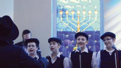 Kinder singen in der neuen Synagoge in Malachova