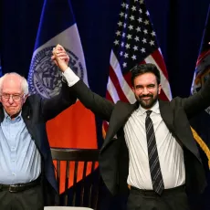 Mamdani und Sanders zusammen bei einem Auftritt