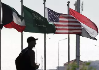 Ein Mann geht in Scharm el-Scheich an kuwaitischen, ägyptischen, saudischen und US-Flaggen vorbei, vor dem Friedensgipfel zur Waffenruhe. 